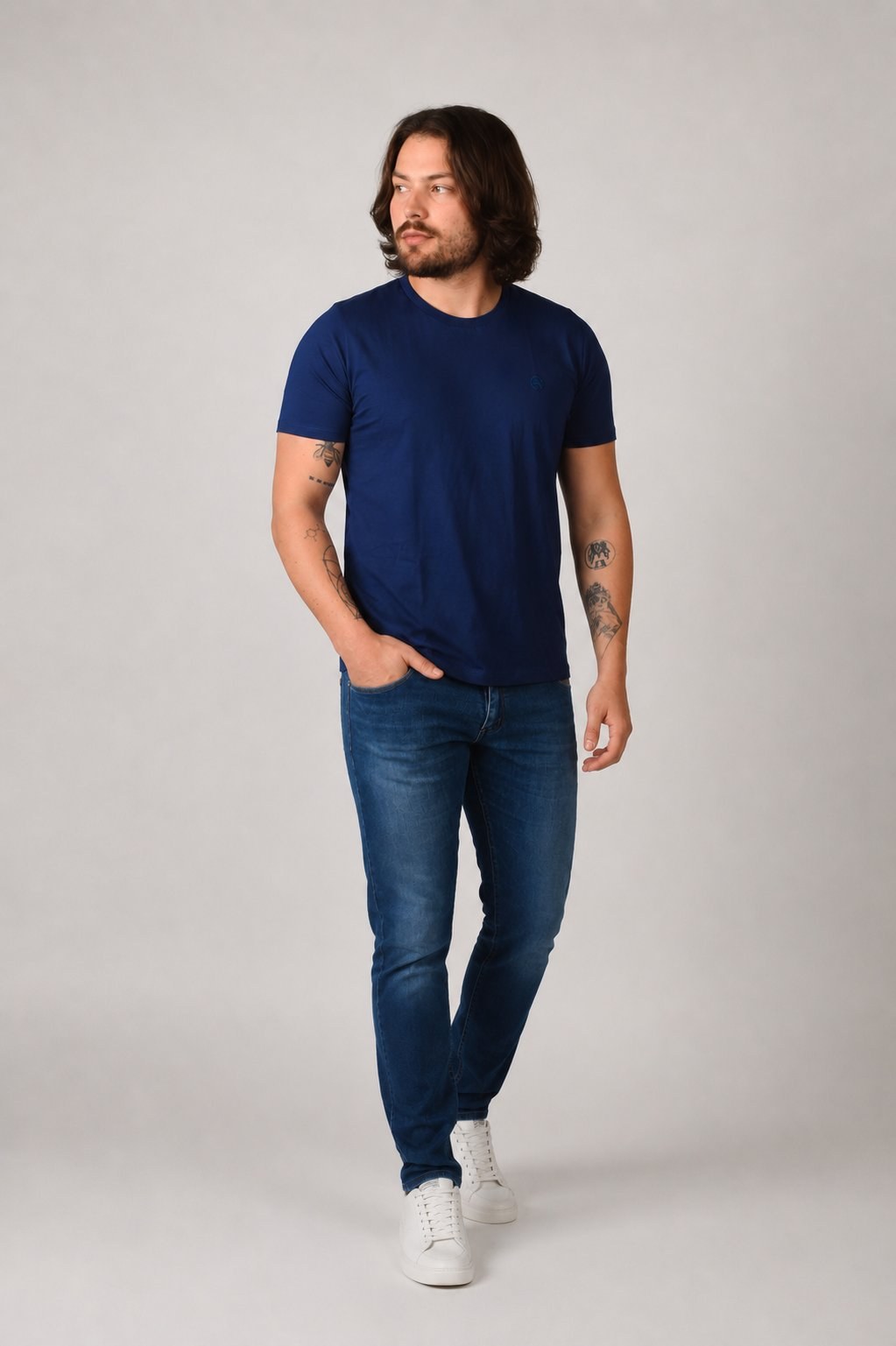 Costura limpa da camiseta azul